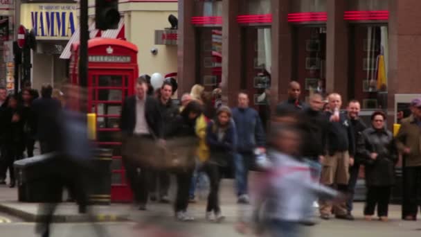 Pessoas andando em uma rua movimentada em Londres — Vídeo de Stock