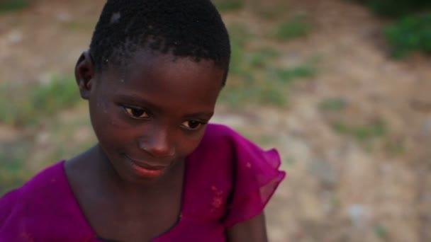 Keňský dívka hledá mezi fotoaparátem a zemí — Stock video