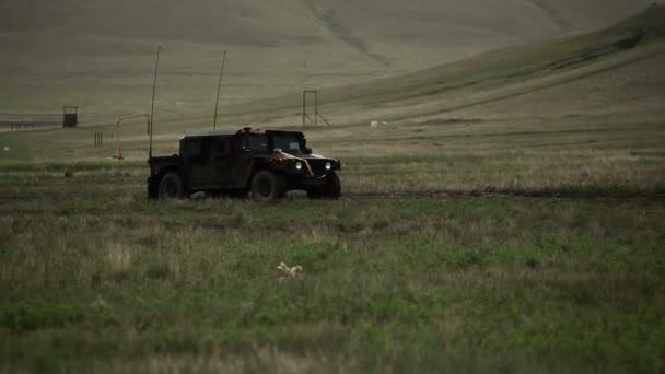 Humvee fährt im Feld — Stockvideo