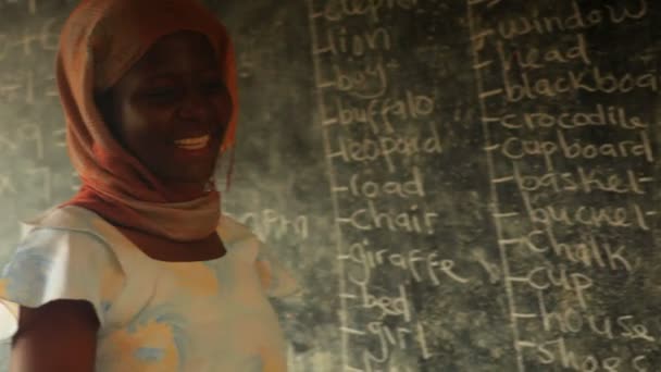 Profesora en aula completa en Kenia — Vídeo de stock