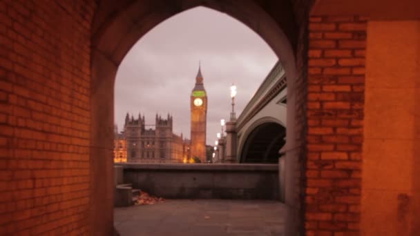 Tunnel unter der Brücke, der große Ben zeigt — Stockvideo