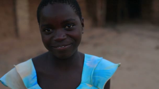 Κένυας κορίτσι χαμογελά στη φωτογραφική μηχανή — Αρχείο Βίντεο