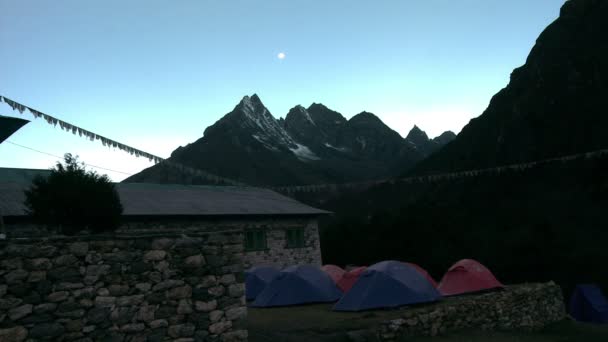 Zelte nahe eines Steingebäudes im Himalaya. — Stockvideo