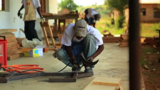 Metal worker working on a village in Kenya. — Stock Video