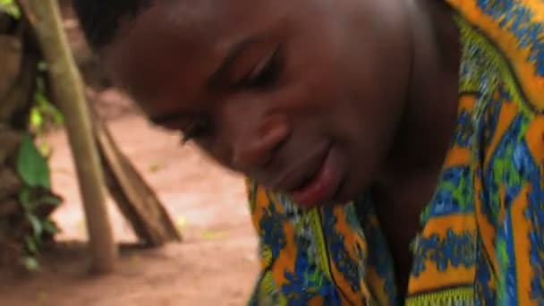 Machette en cours d'affûtage en Afrique . — Video