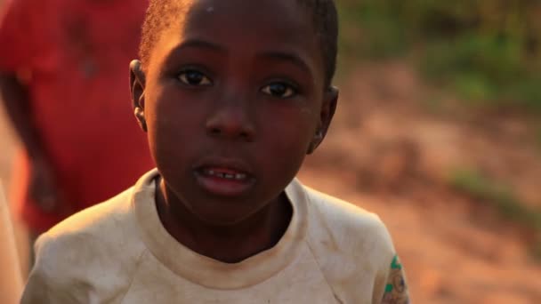 Africké chlapci při pohledu na fotoaparát v Keni. — Stock video