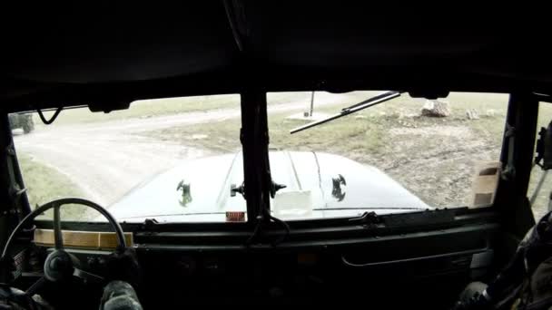 Bestuurdersstoel van een Humvee tijdens het rijden in een konvooi die een bocht neemt. — Stockvideo