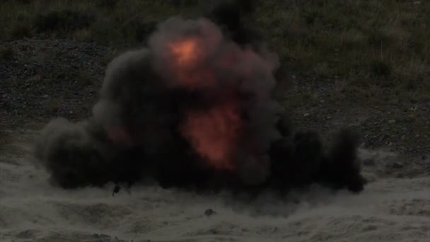 Explosión ardiente en el área de voladura — Vídeos de Stock