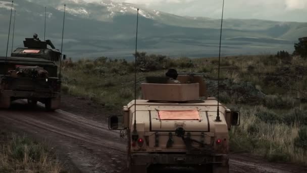 Gli Humvee che guidano su una strada mentre addestrano gli esplosivi creano fumo — Video Stock