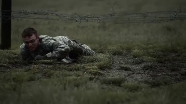 Soldat rampant sous un fil barbelé sur un parcours d'obstacles — Video