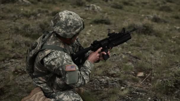 Voják klečí a střílí 40 mm — Stock video