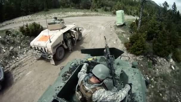 Solders proberen om een pistool op hun Humvee vast te stellen — Stockvideo