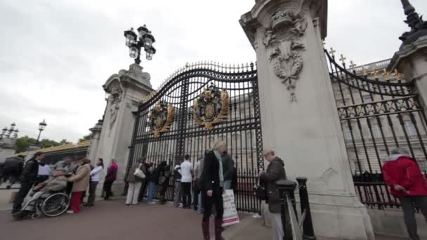 Pessoas fora dos portões do Palácio de Buckingham — Vídeo de Stock