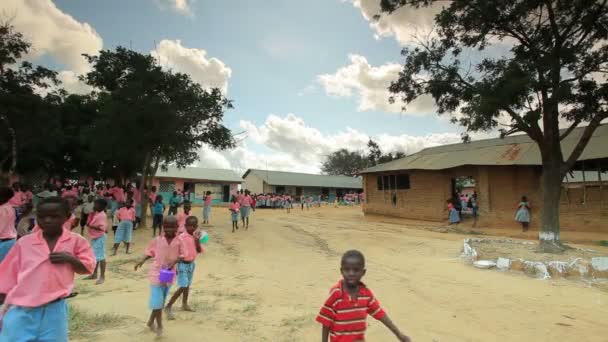 Jóvenes en un pueblo de Kenia . — Vídeo de stock