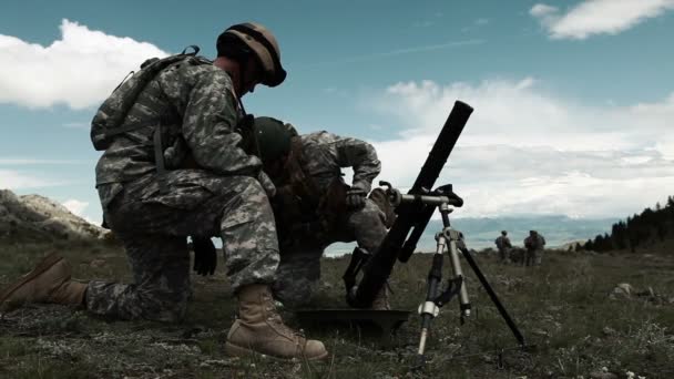 Soldaten bereiten Mörserwerfer auf Truppenübungsplatz vor. — Stockvideo