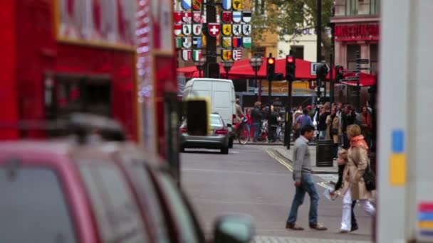 Az emberek sétált egy forgalmas utcán Londonban — Stock videók