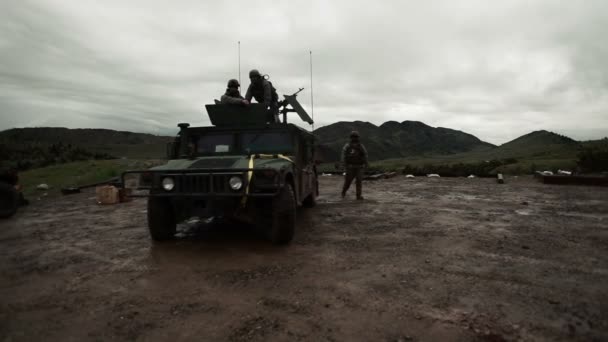 Humvee retrocediendo y tirando en el barro — Vídeos de Stock