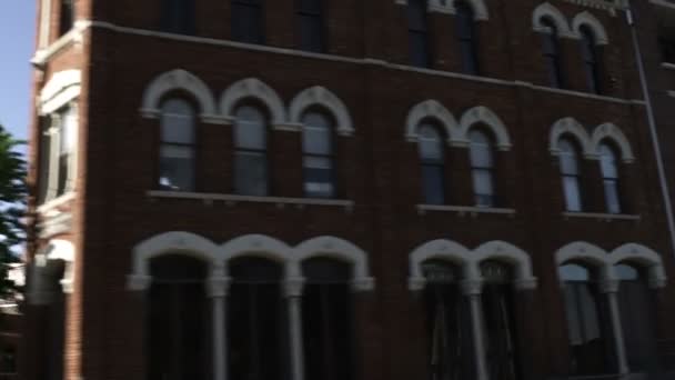 Rijden door een gebouw in Indianapolis — Stockvideo