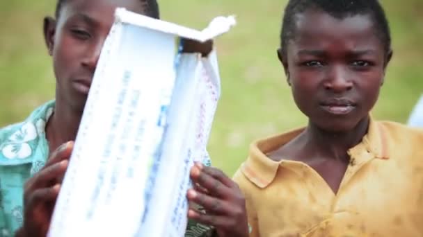 Garçons dansant, sautant et se bousculant mutuellement — Video