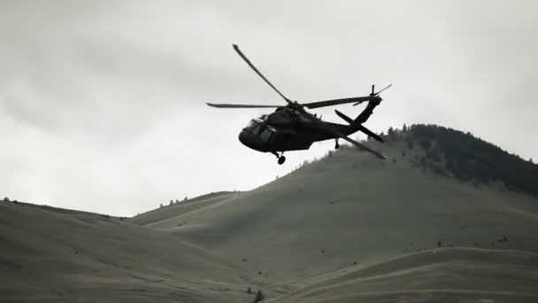 Black Hawk helikopter draaien naar land — Stockvideo