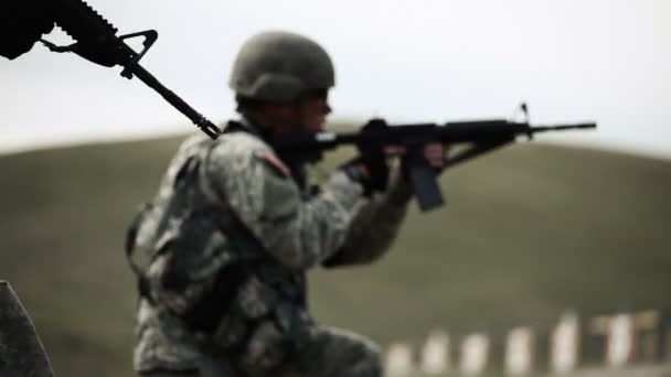 Boîtier mouches que les soldats tirent de position agenouillée — Video