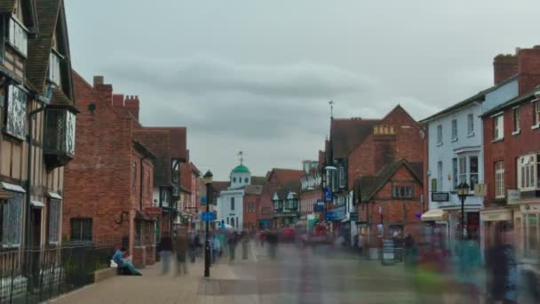 Tráfico frente al lugar de nacimiento de Shakespeare en Inglaterra — Vídeo de stock