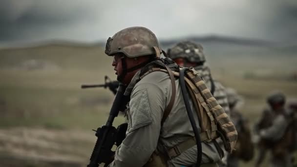 Переход солдат с винтовки на пистолет — стоковое видео
