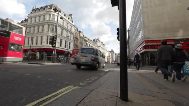 Ruchliwa ulica z zatłoczonych chodników — Wideo stockowe