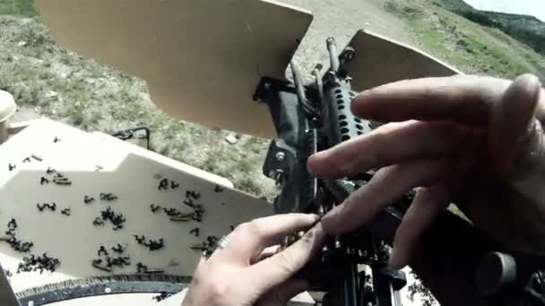 Humvee'de askerlerin miğferli atışı — Stok video