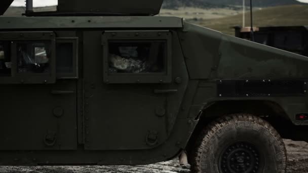 Humvee uitrol in modder — Stockvideo