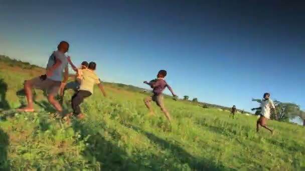 Crianças jogando futebol nos campos no Quênia, África . — Vídeo de Stock