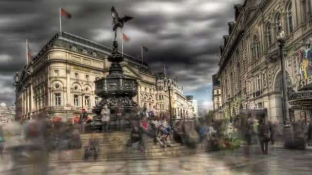 De drukke straat Piccadilly Circus — Stockvideo