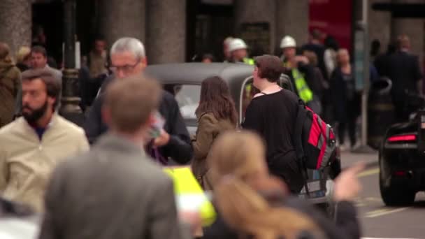 Människor som går på en upptagen gata i London — Stockvideo