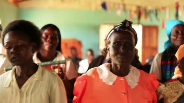 黑人妇女摇曳、 唱歌和演奏乐器 — 图库视频影像