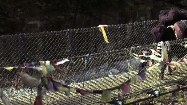 Homens e uma vaca atravessam uma ponte no Nepal . — Vídeo de Stock