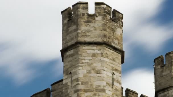 Wolken ziehen über Leeds Burg — Stockvideo