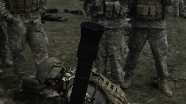 Soldater skjuter en murbruk och rekylen av skottet. — Stockvideo
