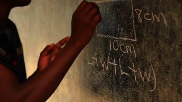 Lektion, lärare nära blackboard förklarar — Stockvideo