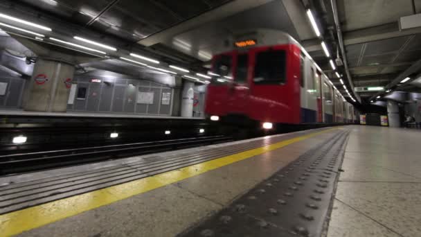 Passageiros no subsolo em Londres — Vídeo de Stock