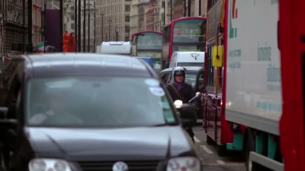 Ludzie spacerują po ruchliwej ulicy w Londynie — Wideo stockowe