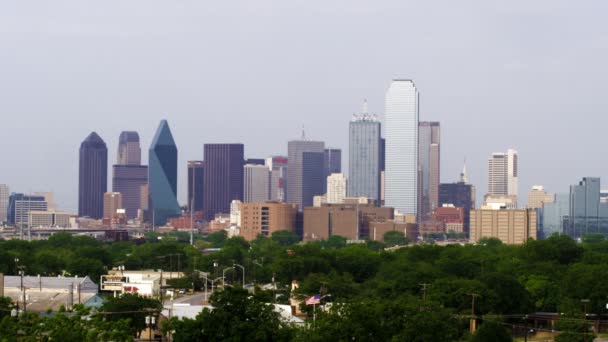 El horizonte de Dallas en un día nebuloso — Vídeos de Stock