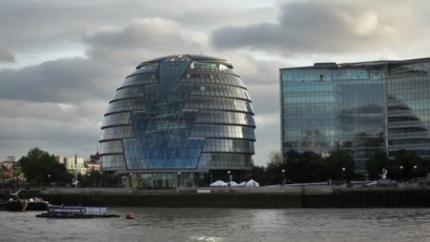 Budova přes řeku Thame v Londýně — Stock video