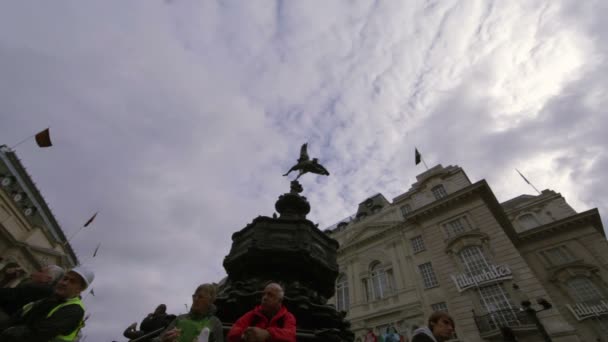 People sitts on the steps of the Eros statue in London — Stock Video