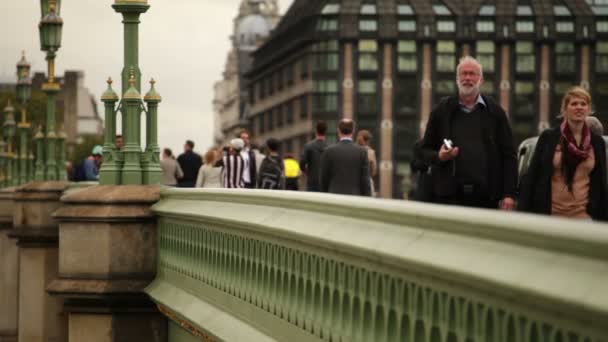 La gente camina a través del puente Westminster — Vídeos de Stock