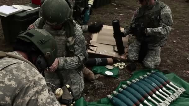 Disparo de mano de soldados preparando morteros — Vídeos de Stock