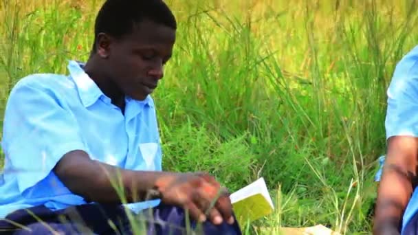 Les élèves font une pause après l'école — Video