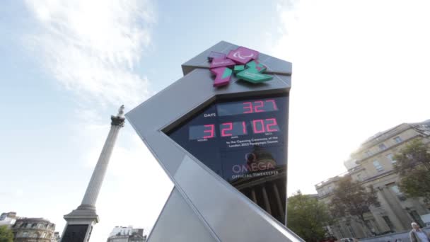 Олимпийские часы на Трафальгарской площади — стоковое видео