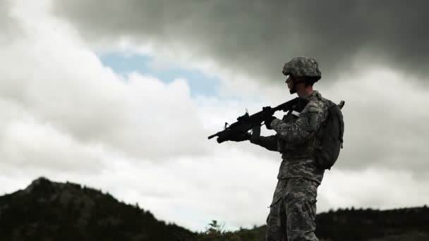 Soldier firing 40 mm grenade launcher — Stock Video