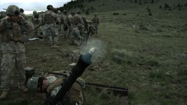 Soldado disparando un mortero . — Vídeos de Stock