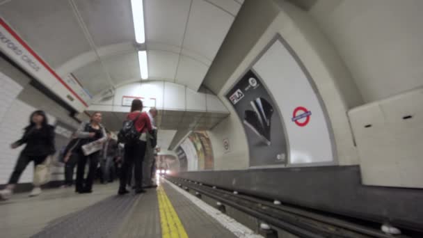 Mensen lopen in het metrostation — Stockvideo